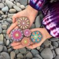 Künstlerin malt auf den Steinen tausende kleine Punkte, und erschafft dabei wunderschöne Mandalas