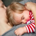 Forschung: Darum sollten Kinder bis zu einem Alter von 3 Jahren im Familienbett schlafen