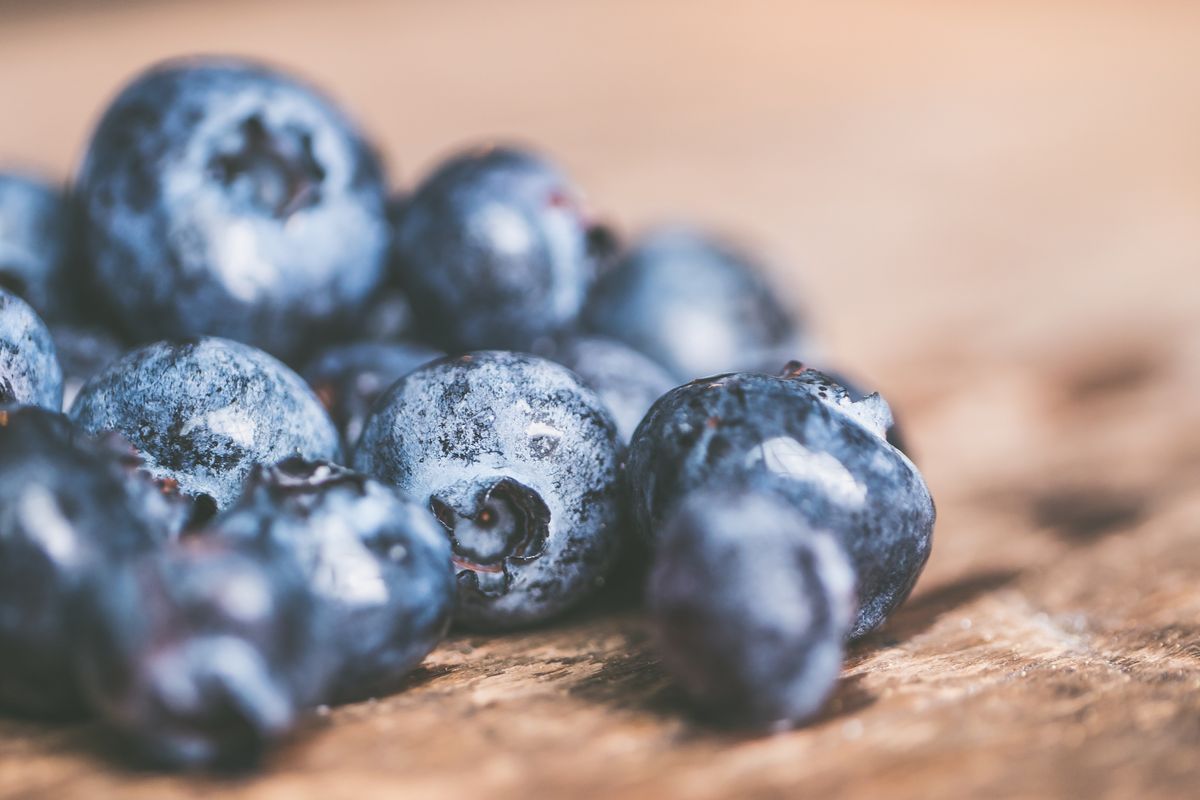 Frische Heidelbeeren in Nahaufnahme auf einem Holzbrett