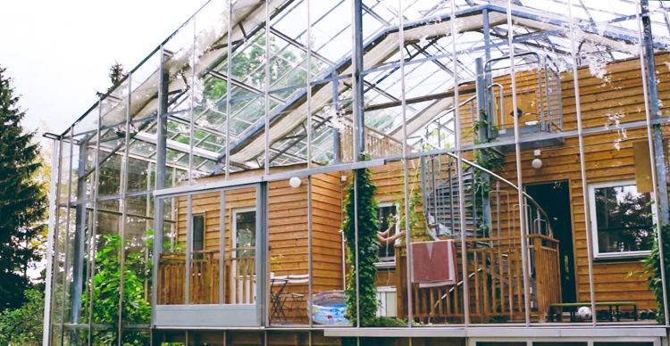 5_greenhouse-around-entire-home