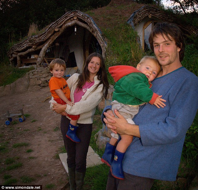 Im Einklang mit der Natur: Diese 4-köpfige Familie erbaute ein Traumhaus für 4000 Euro