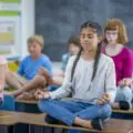 Immer mehr öffentliche Schulen entscheiden sich für Meditation statt Nachsitzen