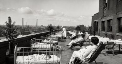 Sonnenlicht als Medizin: Sonnendeck einer Kinderklinik in den 1920er Jahren mit Säuglingsbetten und Liegestühlen auf der Dachterrasse