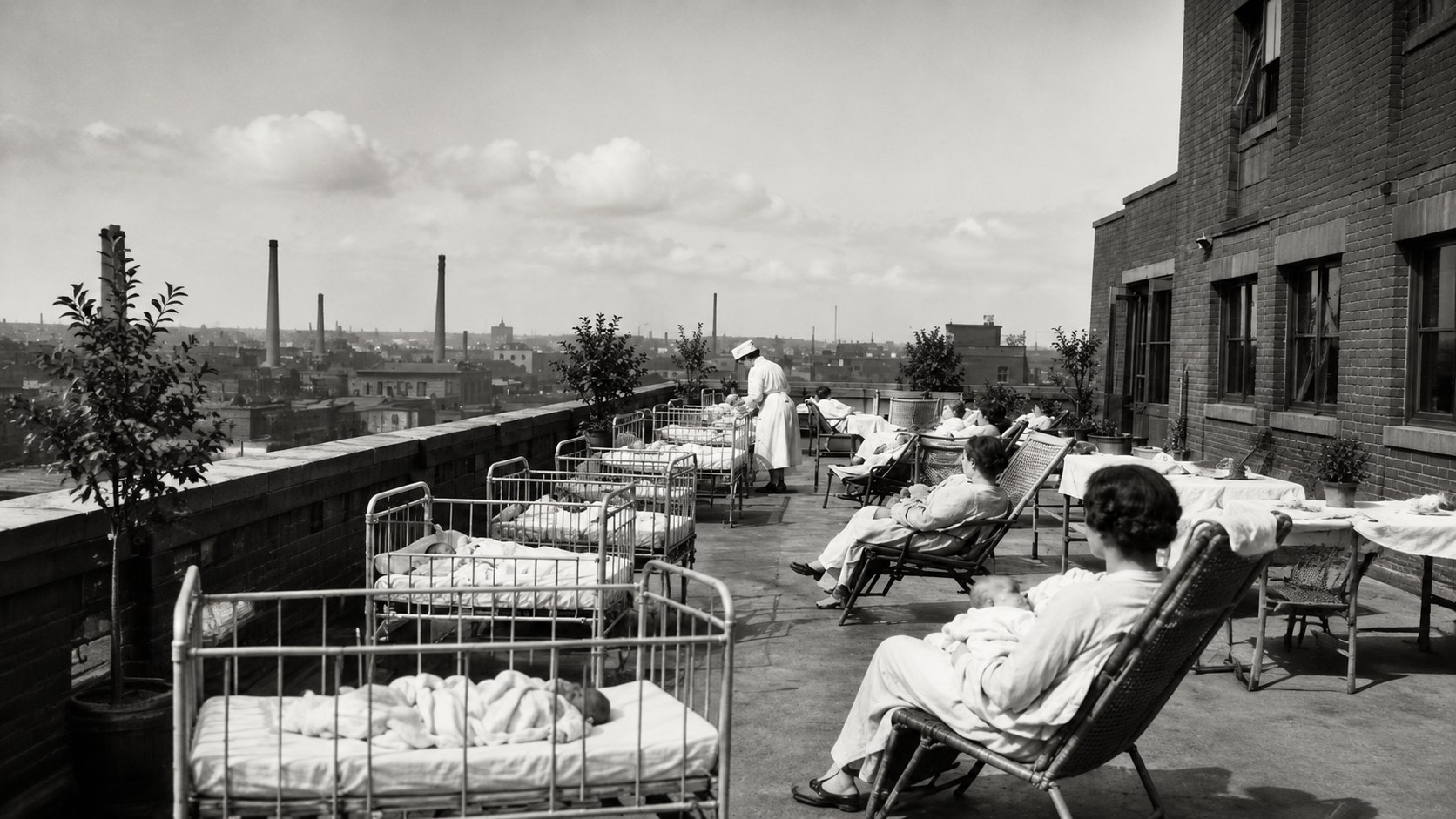 Sonnenlicht als Medizin: Sonnendeck einer Kinderklinik in den 1920er Jahren mit Säuglingsbetten und Liegestühlen auf der Dachterrasse