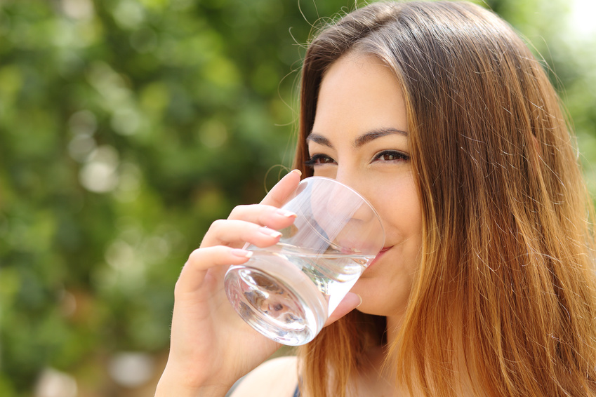 Wasser als Medizin: Das passiert, wenn du direkt nach dem Aufstehen 3 Gläser reines Wasser trinkst