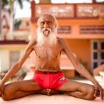 104 Jahre alt - Yogi Swami Yogananda präsentiert seine Beweglichkeit und plant 150 zu werden